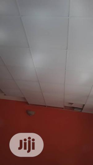 Suspended Ceiling/Windowblinds/Wooden Floor/Tiles