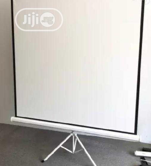Tripod Projector Screen