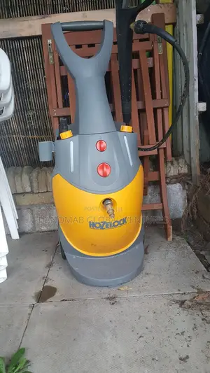 Hozelock Heavy-Duty Pressure Washer With a Twin Soap Tanks