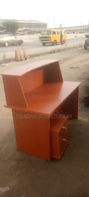Raceptionist Desk (Table)