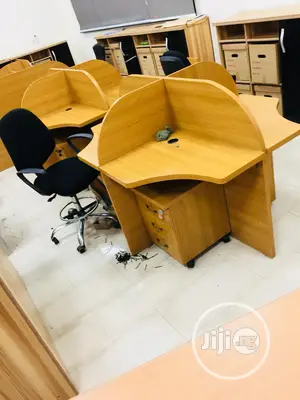 Round Workstation Table