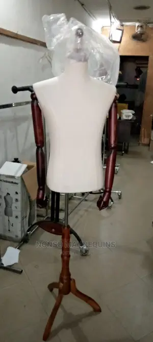 Half Body Male Mannequins With Moveable Hands