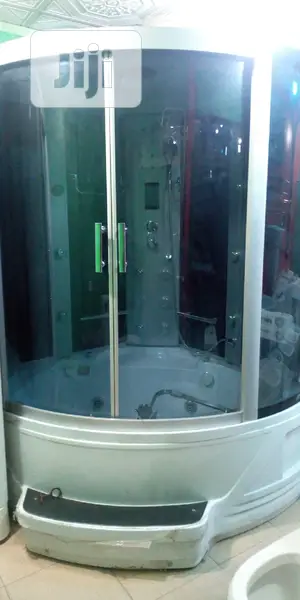 150*150 Shower Room With Jacuzzi