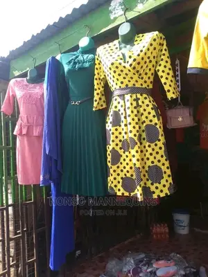 1000# Plastic Female Half Body Display Mannequinz