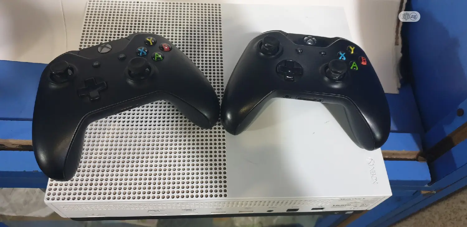 Microsoft Xbox One S + 2 Controllers