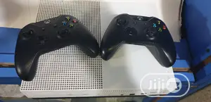 Microsoft Xbox One S + 2 Controllers
