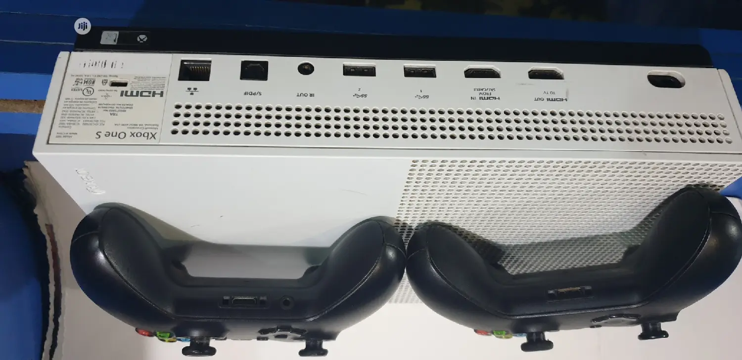 Microsoft Xbox One S + 2 Controllers