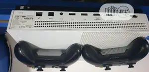 Microsoft Xbox One S + 2 Controllers