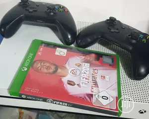 Microsoft Xbox One S + 2 Controllers + Fifa 20