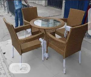 4 Seater Rattan Woven Garden Dining Table With 4 Chairs.