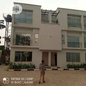 4bdrm Duplex in Cement for sale