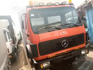 Mercedes Benz Truck 814 Red