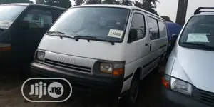 Toyota HiAce 2003 White