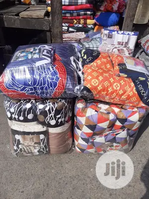 7 By 7 Duvet With Bedspread And 4 Pillowcases