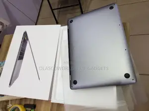 Laptop Apple MacBook Pro 2020 8GB Intel Core I5 SSHD (Hybrid) 256GB