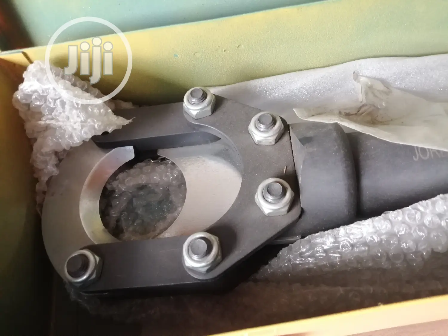 Hydraulic Armored Cable Cutter.
