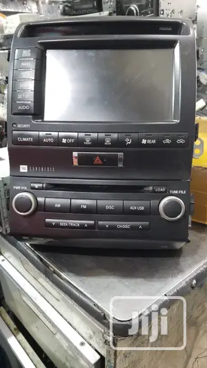 Navigation Screen and Camera for Toyota Land Cruiser 2010.
