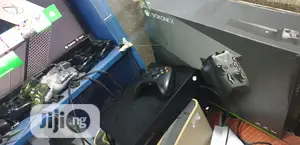 Microsoft Xbox One X 1tb + 6 Games