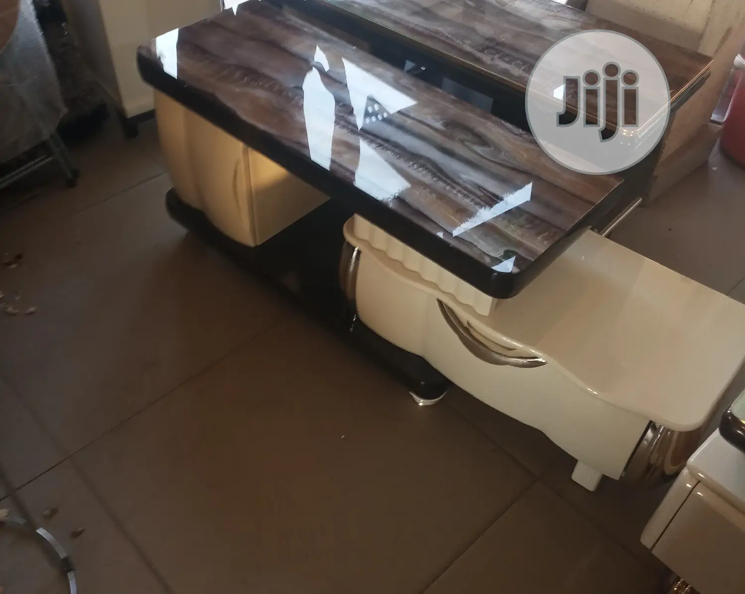 Tv Stand. (Adjustable)