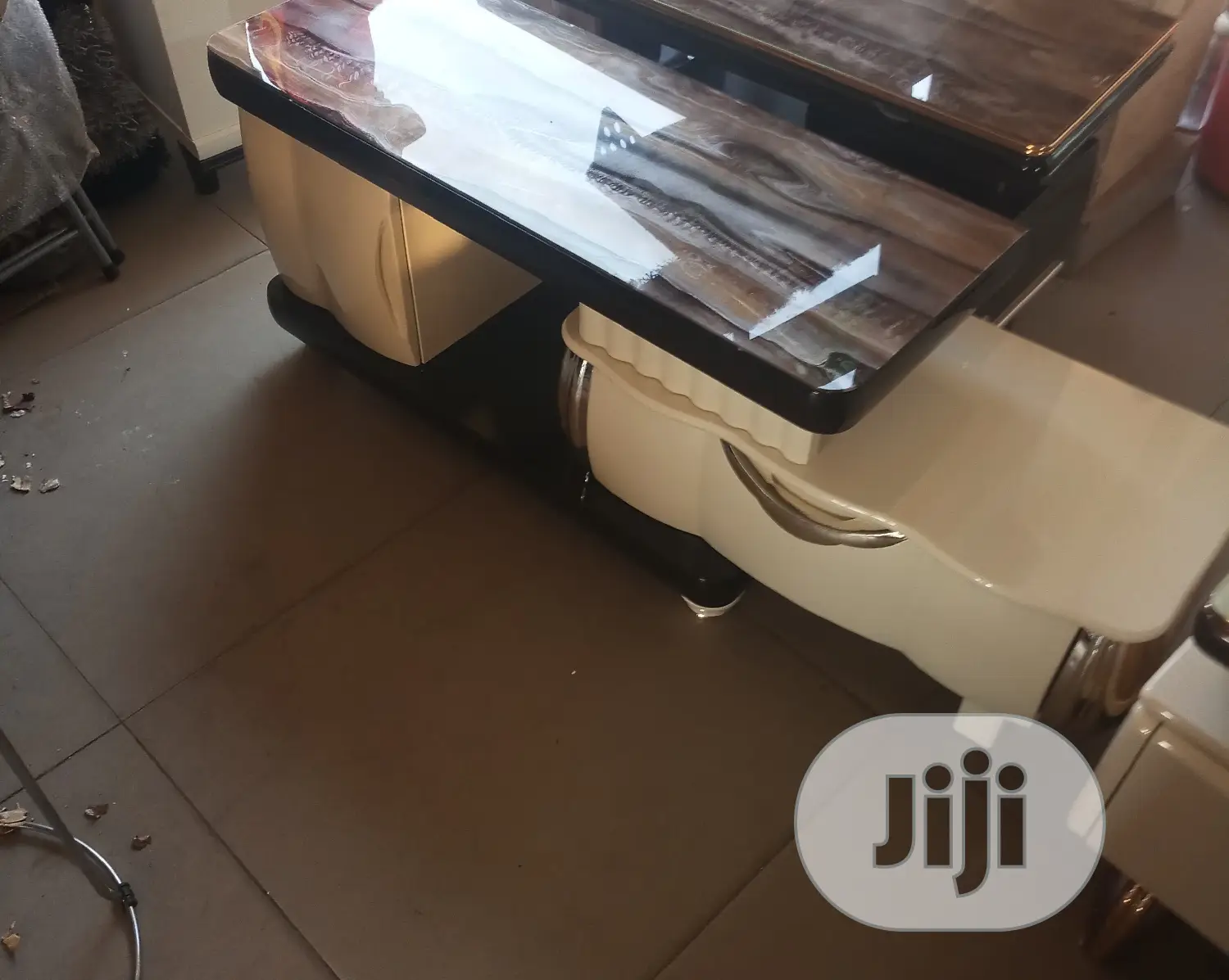 Tv Stand. (Adjustable)