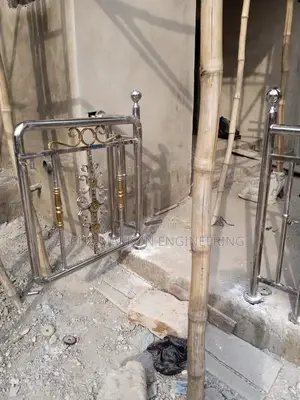 Stainless Handrails Combine With Golden Combi