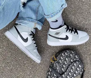 Nike Air Jordan 1 Retro High OG ”Mid Light Smoke Grey”