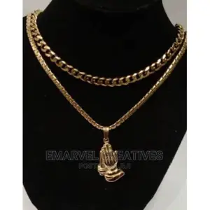 Cuban Link Chain With Closed Hand Pendant Gold