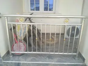 Stainless Handrail With Round Design