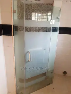 Well Shaped Shower Cubicle Construction