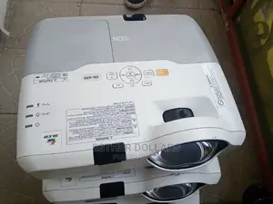 Short-Throw Epson Eb-420 Projector for Limited Space