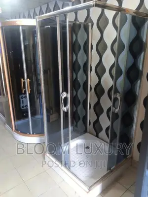 Center Shower Cubicle