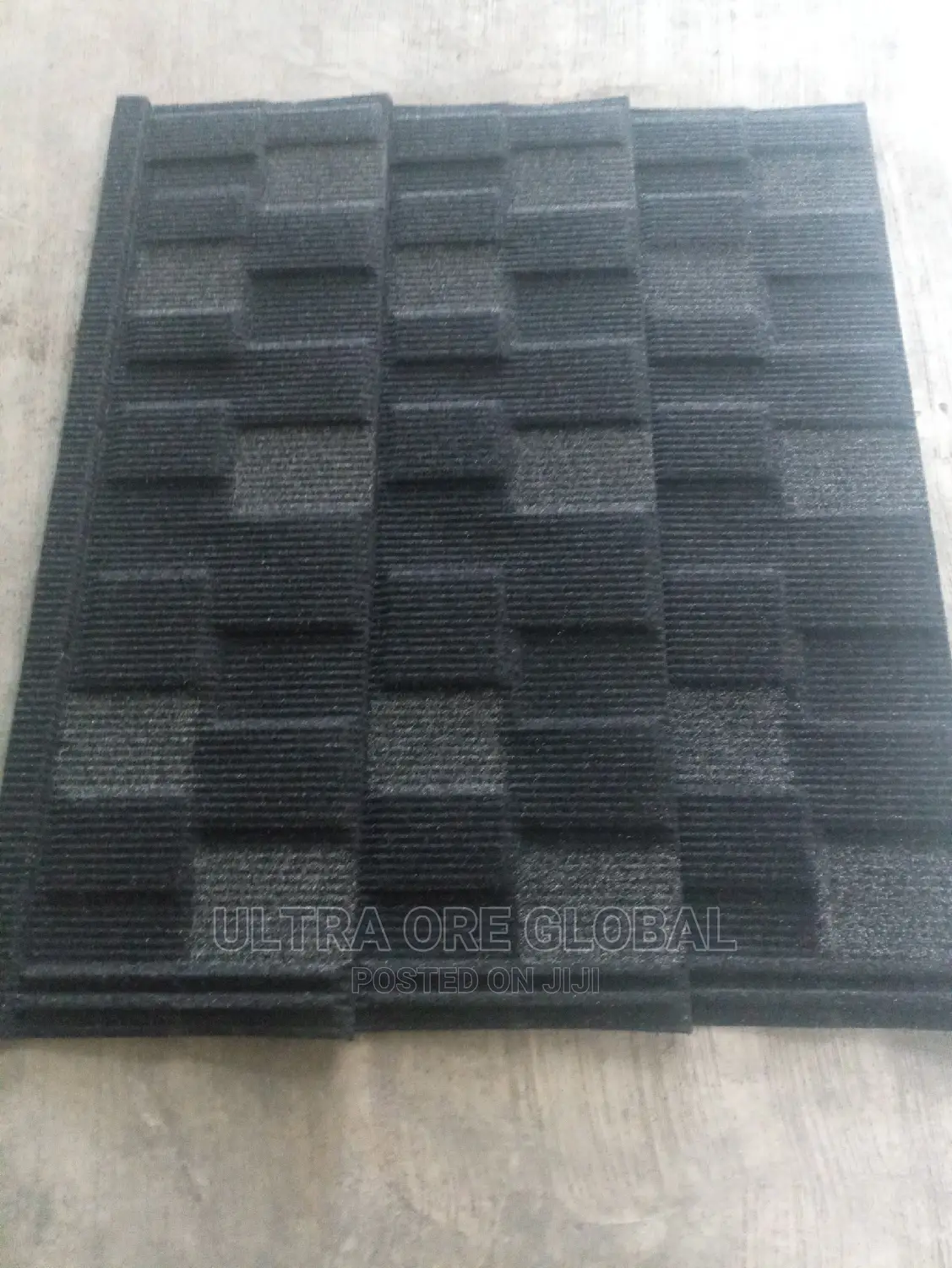 Dim White and Black Shingle