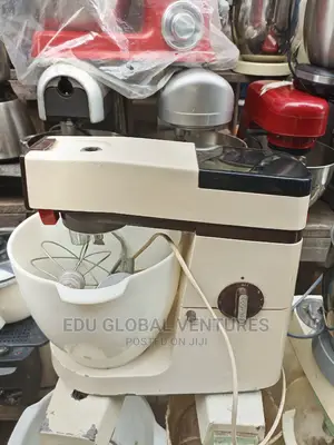 Kenwood Chef Stand Mixer, 7litres Plastic Bowl, 900watts.