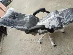 Quality Executive Swivel Leather Office Chair With Footrest.