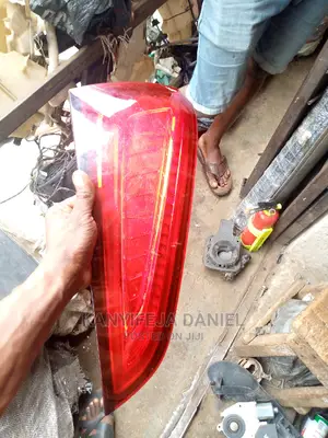 Tall Light Audi Q5 2013