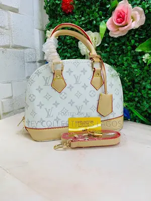 Luxury LOUIS Vuitton Ladies Leather Handbag.