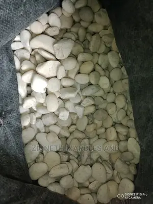 Crystal White Round Chippings/Stone