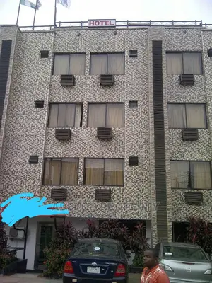 30 Bed Room Hotel on 5 Floors in the Heart of Allen Avenue.
