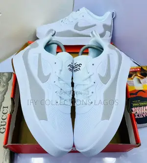 Quality NIKE Unisex Lace Up Sneakers.
