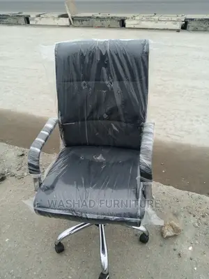 Quality Executive Swivel Black Leather Office Chair.