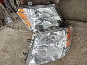 Headlamp Nisan Pathfinder 2005