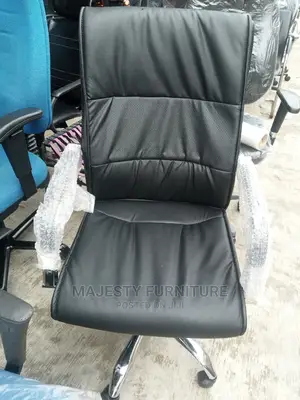 Executive Office Swivel Leather Chair.