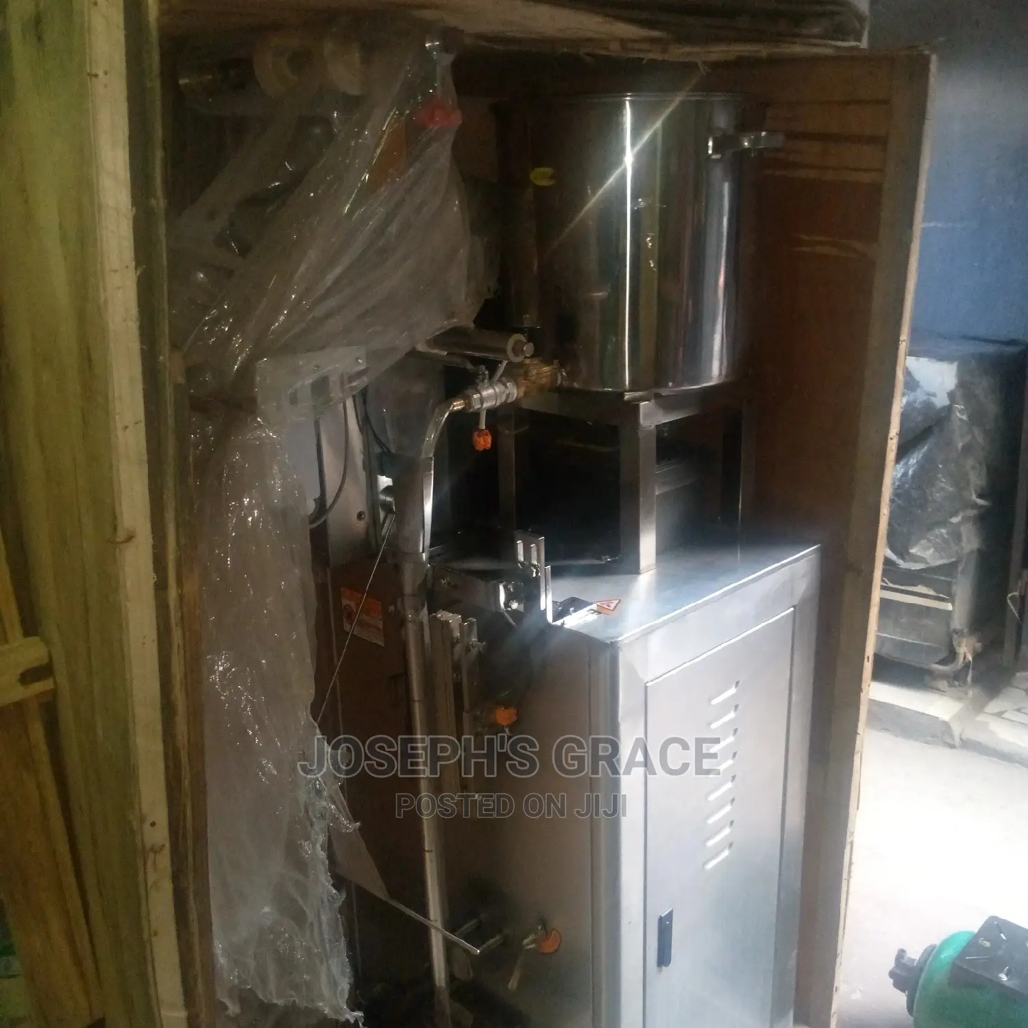 Full Automatic Liquid Packaging Machine.