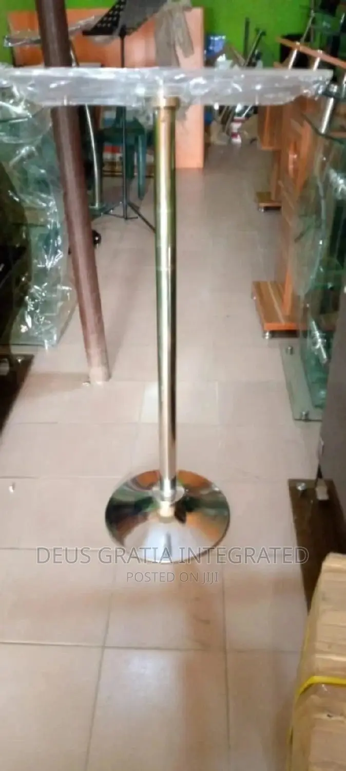Single Pole Pulpit With Side Stools
