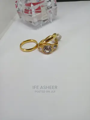 Couples Set Of Wedding Ring Inside A Ring Box 0001 - Gold