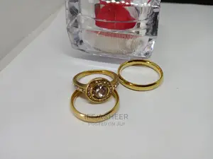 Couples Set Of Wedding Ring Inside A Box 003 - Gold