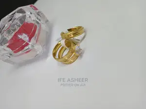 Couples Set Of Wedding Ring Inside A Ring Box 0130 - Gold