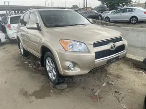 Toyota RAV4 2010 Gold