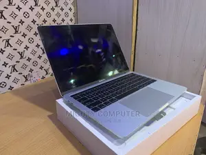 New Laptop Apple MacBook Pro 2017 8GB Intel Core I5 256GB