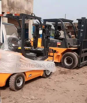 Un Forklift 5 Ton Diesel Forklift/Engine Isuzu-a-6bg1